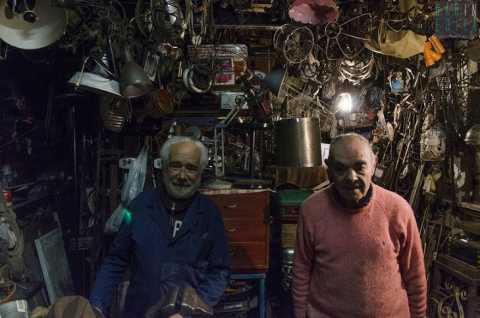 Gli 80enni fratelli Martinelli, gli ultimi fabbri di Bari: Ma stiamo per chiudere